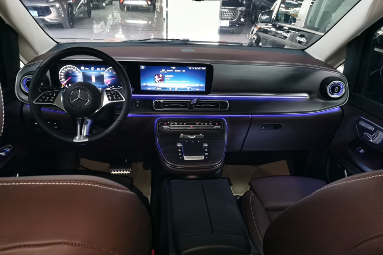 奔驰V级 2024款 V 300 L 长轴距豪华版中控内饰7002