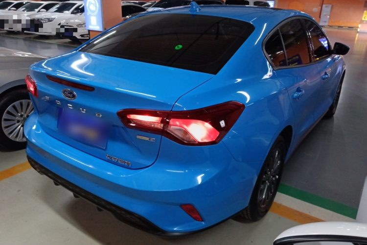 福特 福克斯 2022款 三厢 EcoBoost 180 自动竞速版车身外观7