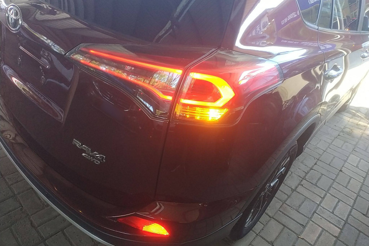 丰田 RAV4荣放 2016款 2.5L 自动四驱精英版车身外观9