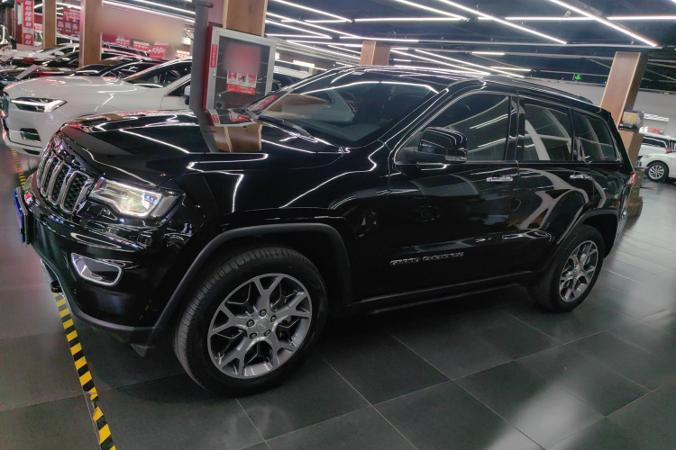 Jeep 大切诺基(进口) 2021款 3.0L 80周年纪念版车身外观4