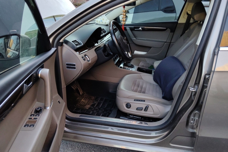 大众 迈腾 2015款 改款 2.0TSI 尊贵型中控内饰19