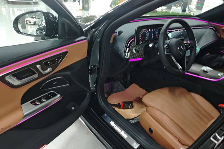 奔驰E级 2025款 改款 E 300 L 时尚型中控内饰7003
