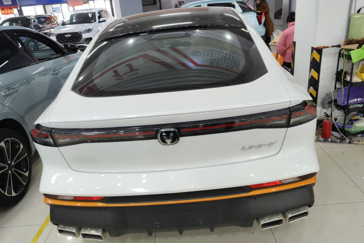 长安UNI-V 2025款 1.5T 500Bar尊贵运动型车身外观6