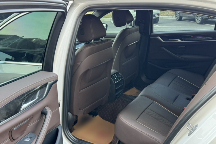 宝马5系 2022款 改款二 525Li M运动套装中控内饰7010