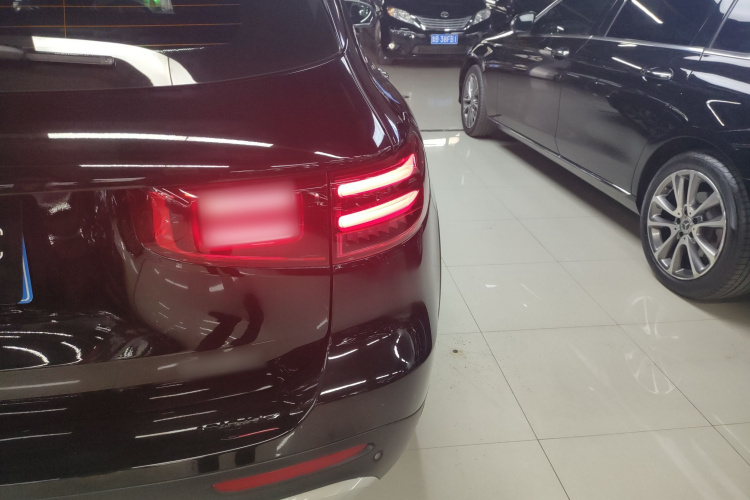 奔驰GLB 2025款 GLB 220 动感型车身外观9