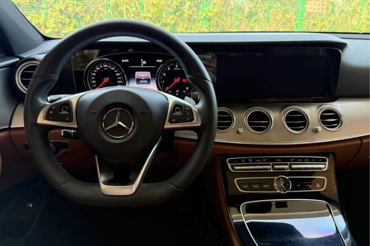 奔驰E级 2017款 E 200 运动型中控内饰7003