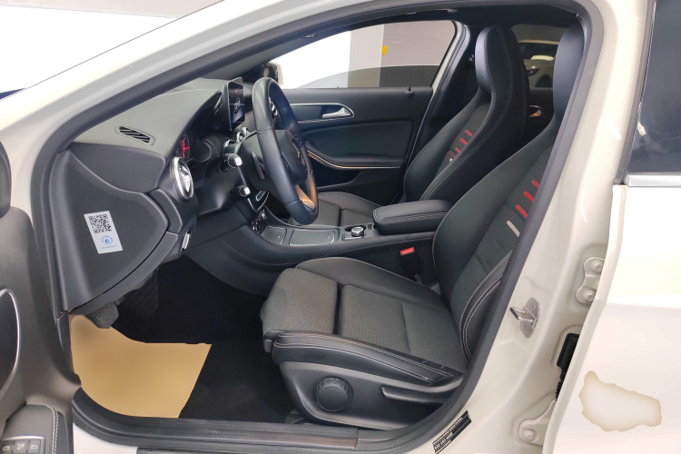 奔驰A级(进口) 2018款 A 200 动感型中控内饰19