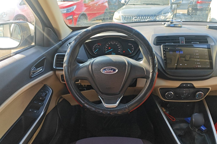 福特 福睿斯 2017款 改款 1.5L 手动舒适型中控内饰13