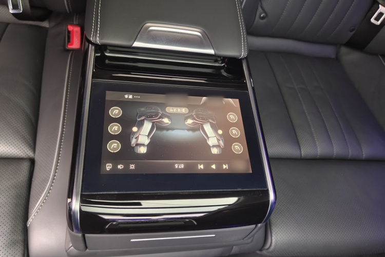 红旗H9 2022款 2.0T 智联旗畅版中控内饰7010