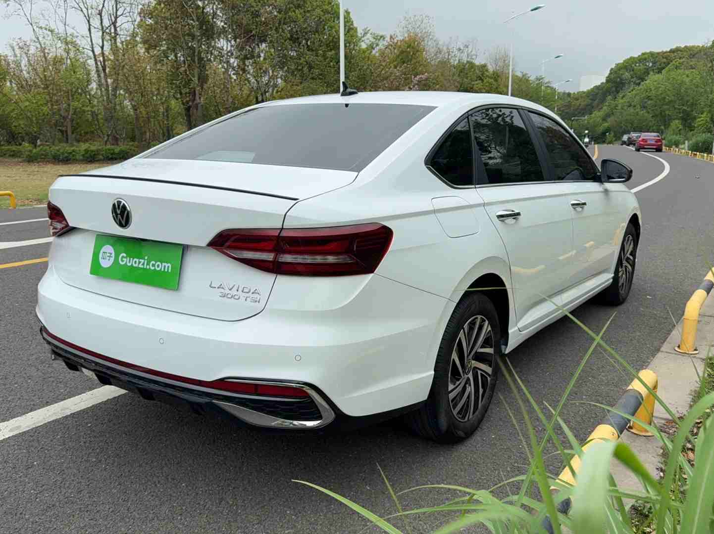 车辆右后45度外观实拍