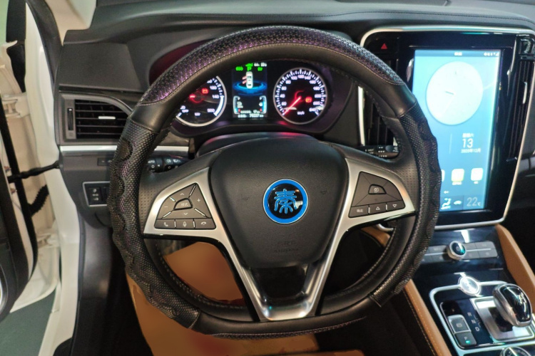 比亚迪 秦新能源 2017款 1.5T 尊贵型中控内饰13