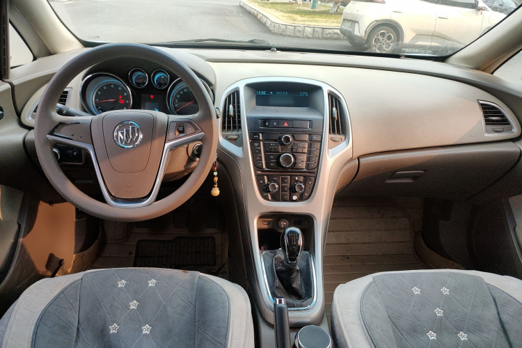 别克 英朗 2013款 GT 1.6L 手动进取版中控内饰12