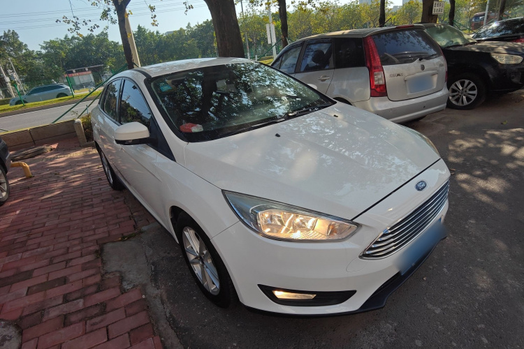 福特 福克斯 2018款 三厢经典 EcoBoost 125 自动超能风尚型智行版车身外观3