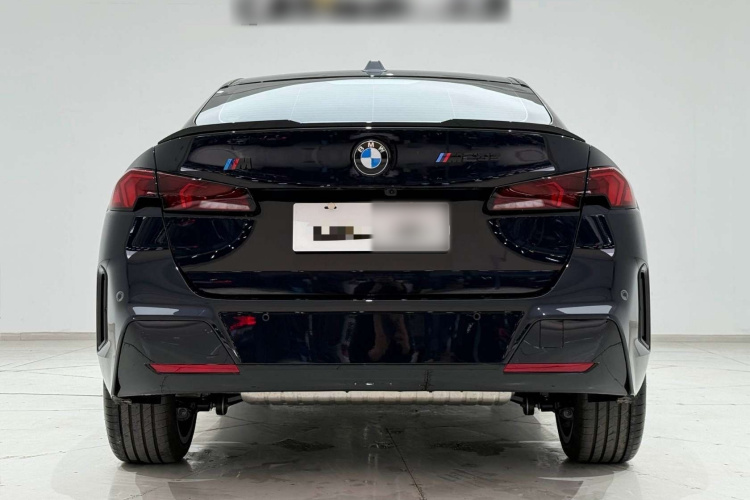 宝马2系 2025款 225L M运动曜夜套装车身外观6004