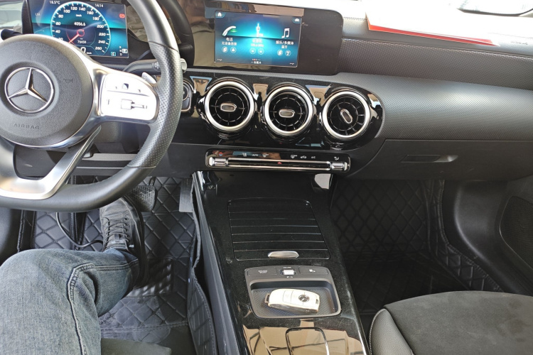 奔驰A级 2020款 A 180 L 运动轿车中控内饰12