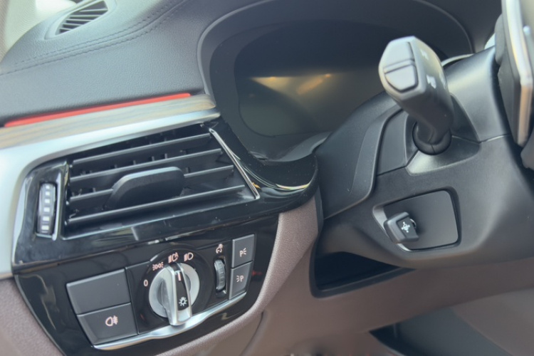 宝马5系 2019款 改款 530Li 尊享型 豪华套装中控内饰7010