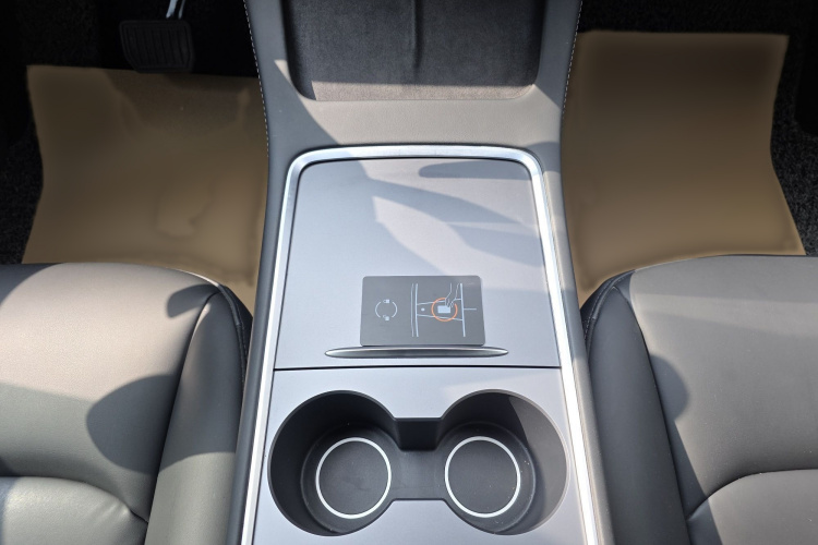 特斯拉 Model Y 2021款 长续航全轮驱动版局部细节9006