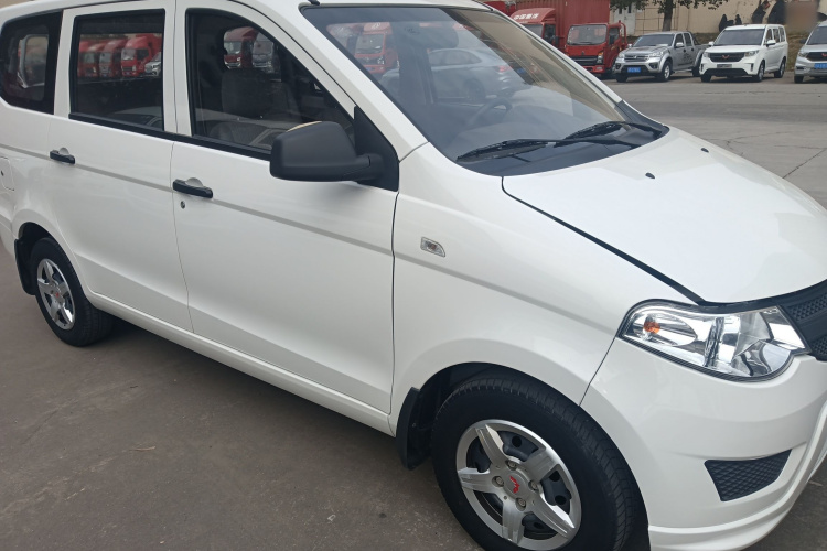 五菱汽车 五菱宏光 2020款 1.2L S基本型国VI LSI车身外观3