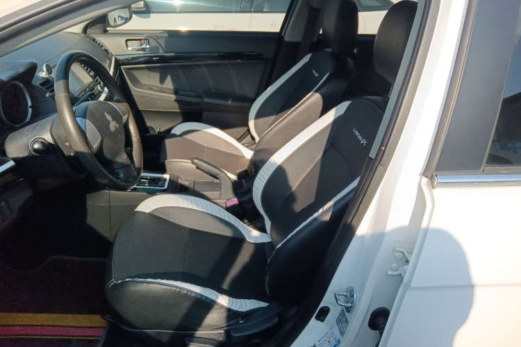 三菱 翼神 2016款 1.8L CVT黑白复刻版中控内饰19