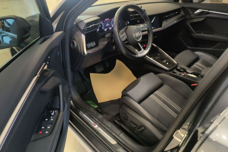 奥迪A3 2023款 改款 A3L Limousine 35 TFSI 时尚运动型中控内饰7003