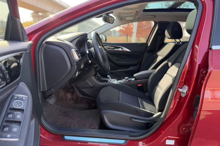 英菲尼迪QX30 2017款 1.6T 两驱运动版中控内饰7001