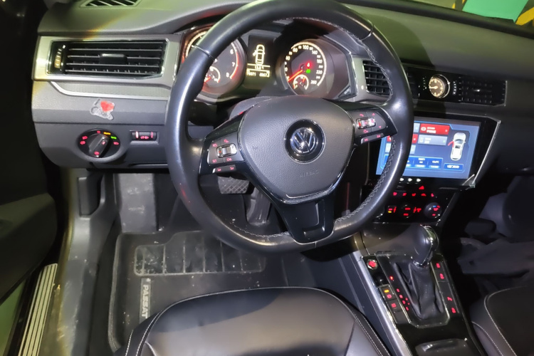 大众 帕萨特 2017款 330TSI DSG尊荣版中控内饰13