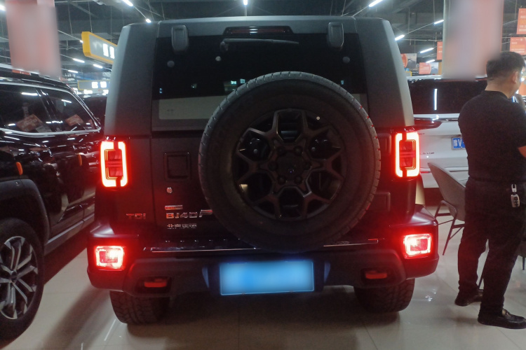 北京越野 北京BJ40 2024款 2.0D 刀锋英雄荣耀版车身外观6