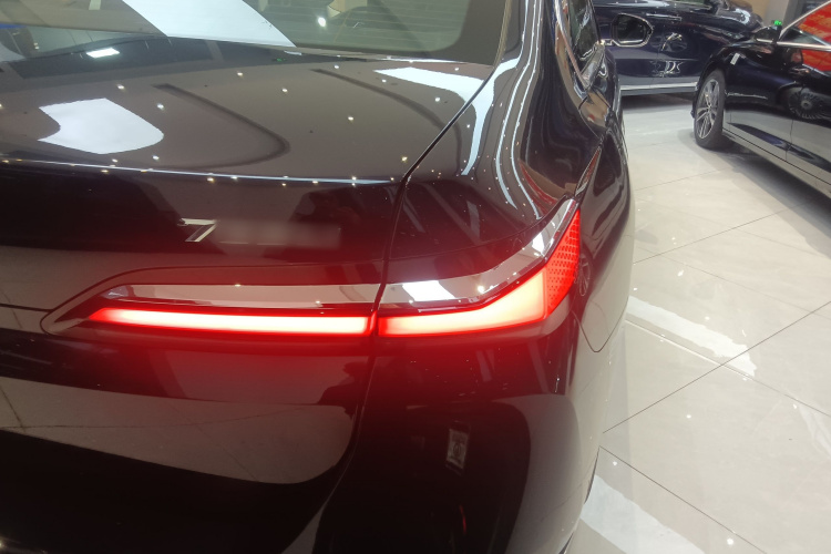 宝马7系 2023款 735Li 豪华套装车身外观9