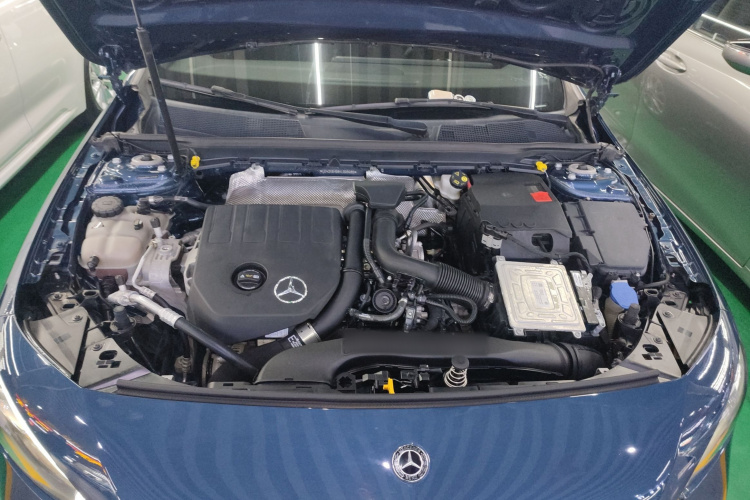 奔驰A级 2019款 A 200 L 运动轿车机舱底盘24