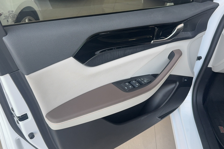 比亚迪 秦PLUS 2024款 荣耀版 DM-i 55KM领先型局部细节9001