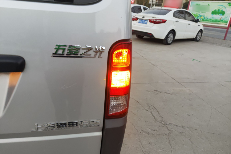 五菱汽车 五菱之光 2023款 1.5L 实用型 5/7座车身外观9