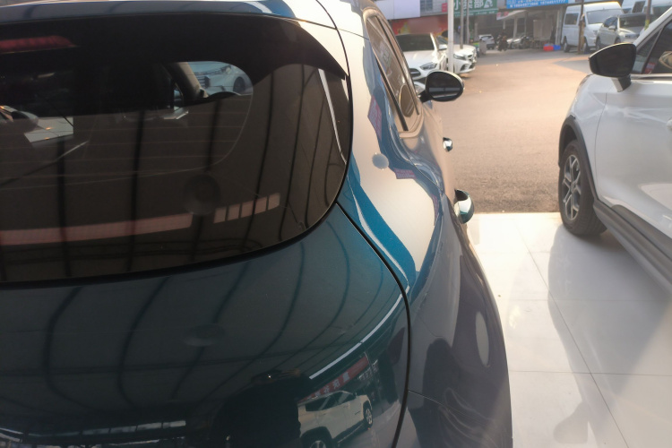 欧拉好猫 2023款 401km标准续航 尊贵型 磷酸铁锂车身外观9