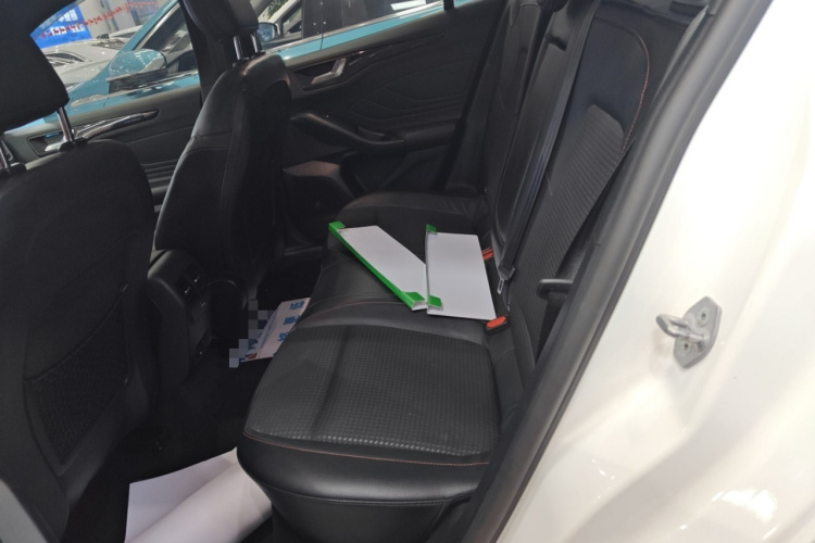 福特 福克斯 2020款 三厢 EcoBoost 180 自动ST Line中控内饰7004