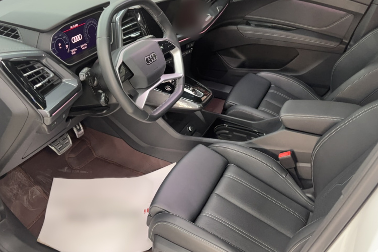 奥迪Q4 e-tron 2024款 50 e-tron quattro 创境曜夜版中控内饰7006