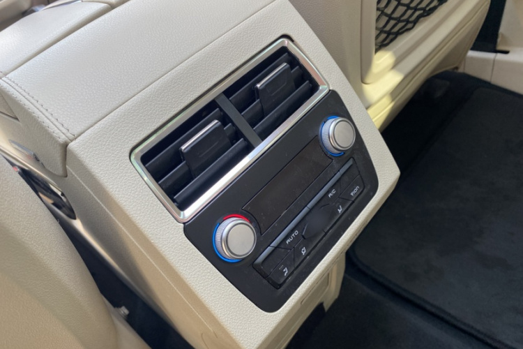 众泰T700 2017款 1.8T 双离合尊贵型中控内饰7002