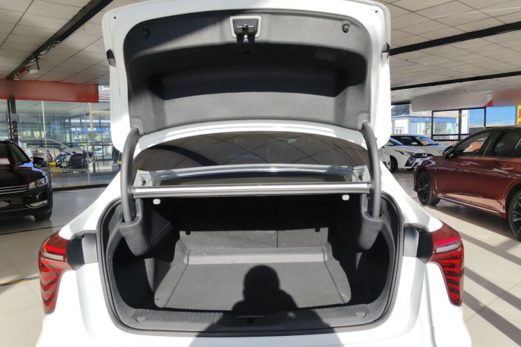 红旗H5 2024款 1.5T DCT智联旗韵版机舱底盘23