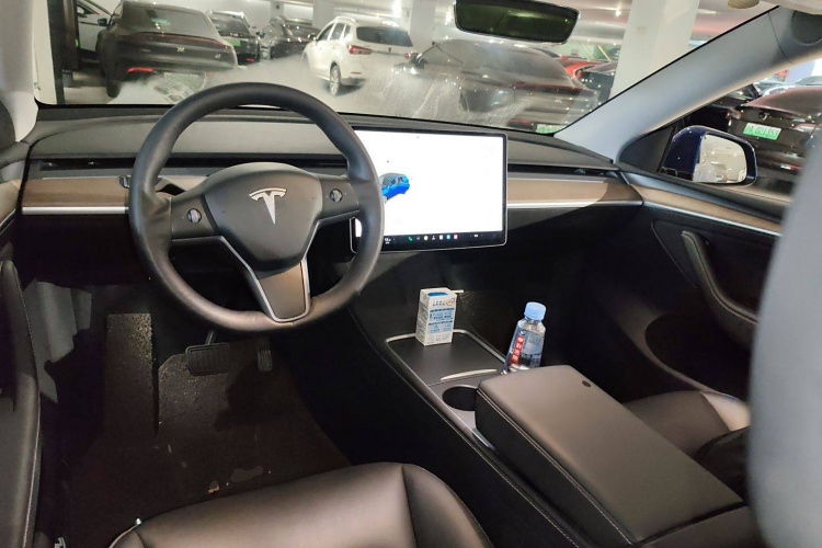 特斯拉 Model Y 2021款 长续航全轮驱动版中控内饰12