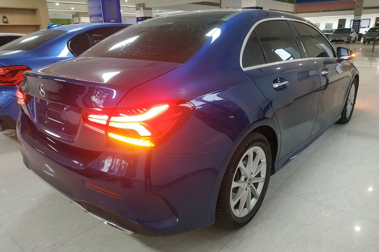 奔驰A级 2022款 A 200 L 运动轿车动感型车身外观7