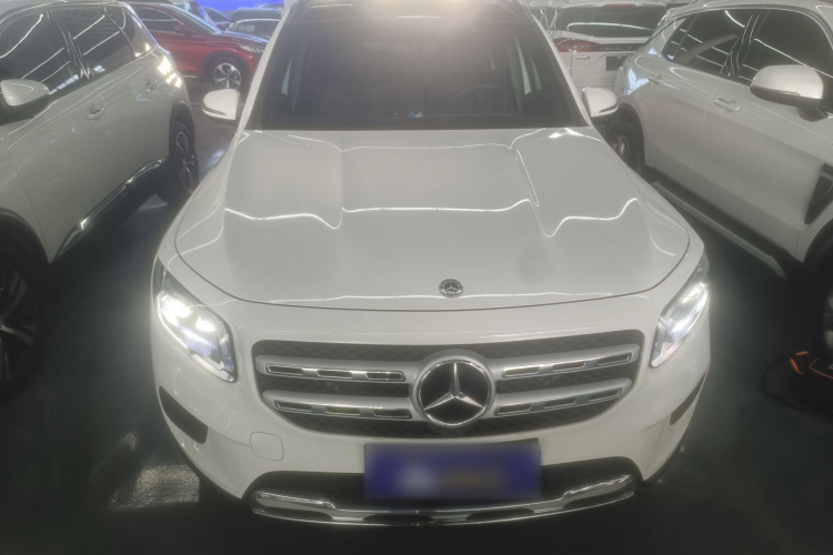 奔驰GLB 2023款 GLB 220 动感型车身外观2