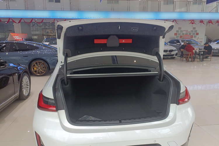 宝马3系 2025款 330Li M运动曜夜套装机舱底盘23