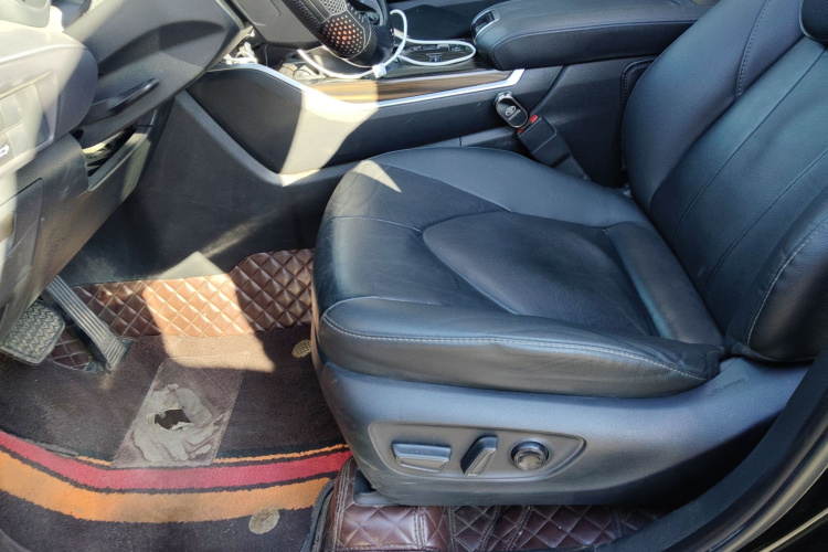 丰田 汉兰达 2023款 2.5L智能电混双擎四驱尊贵版 7座中控内饰19