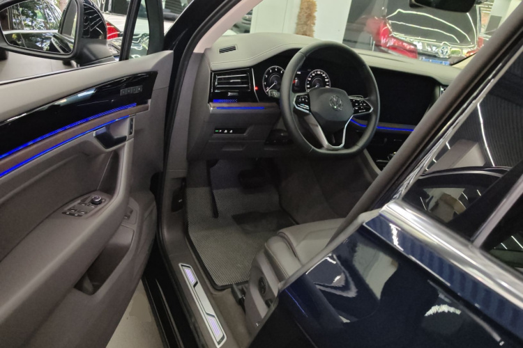 大众 途锐  3.0TSI 锐享版 经典运动套装中控内饰20