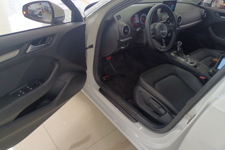 奥迪A3 2017款 Sportback 35 TFSI 进取型中控内饰7003