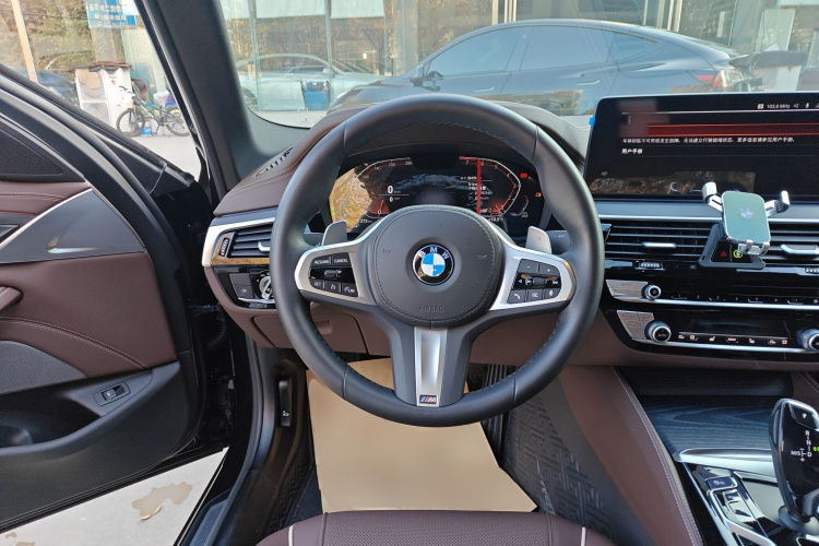宝马5系 2022款 改款 530Li 领先型 M运动套装中控内饰13