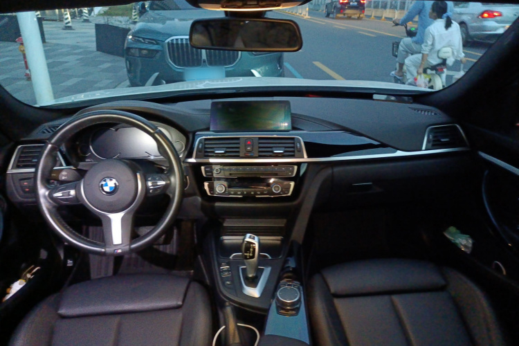 宝马3系GT 2019款 320i M运动套装中控内饰12