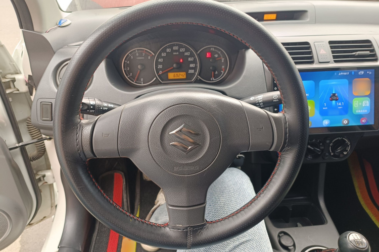 铃木 雨燕 2013款 1.3L 手动超值版局部细节13