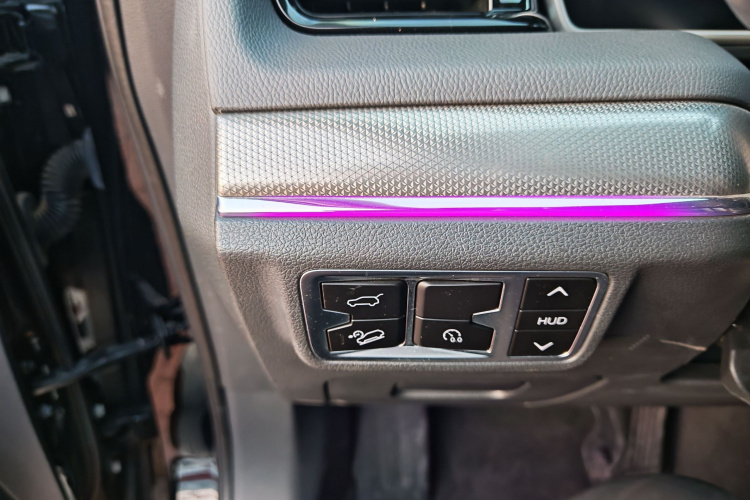 红旗HS5 2022款 改款 2.0T 智联旗享版中控内饰7012