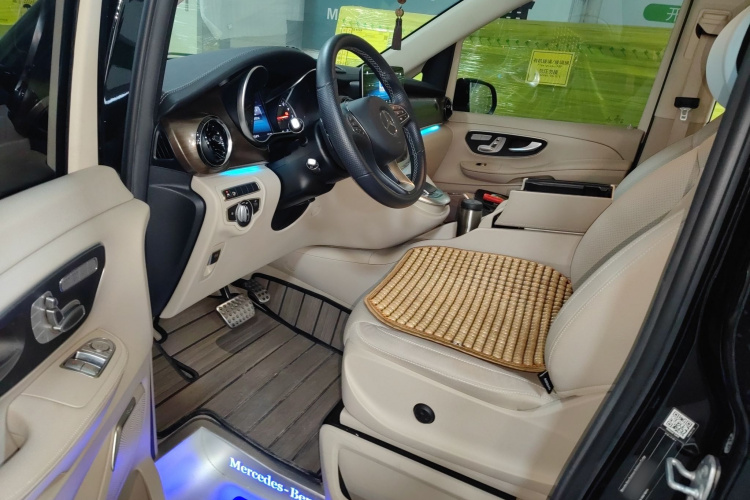 奔驰V级 2020款 V 260 L 长轴距豪华版中控内饰20