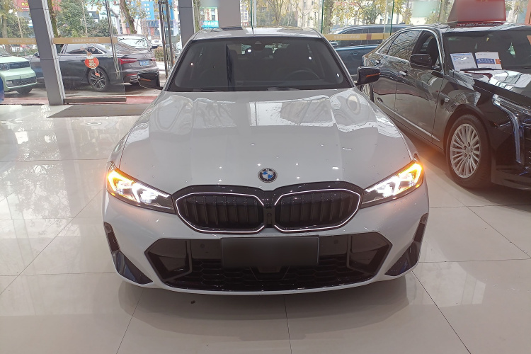 宝马3系 2025款 330Li M运动曜夜套装车身外观2