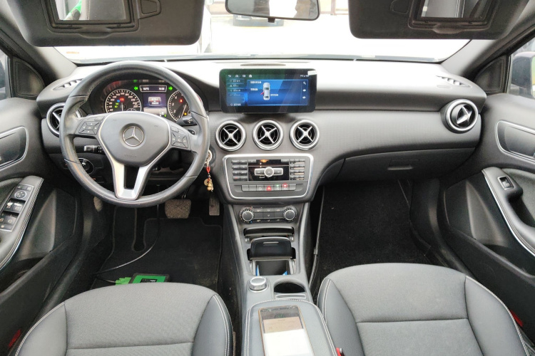 奔驰A级(进口) 2015款 A 180中控内饰7002